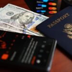 Passaporte, dinheiro e celular