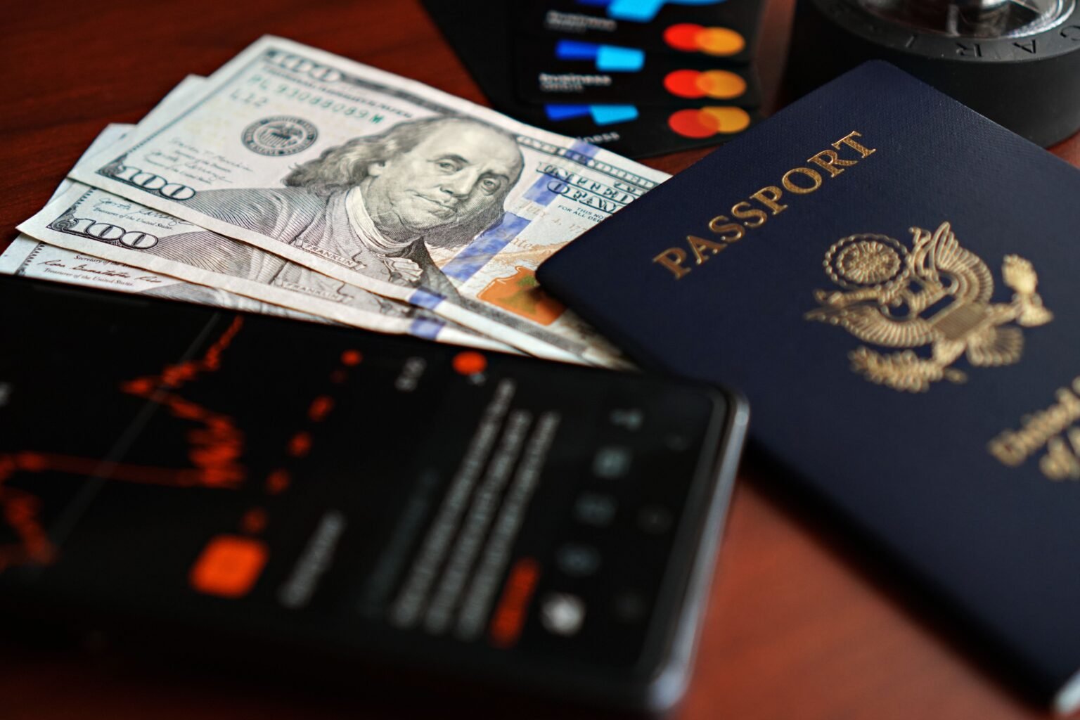 Passaporte, dinheiro e celular