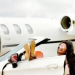 Mulher rica em carro de luxo